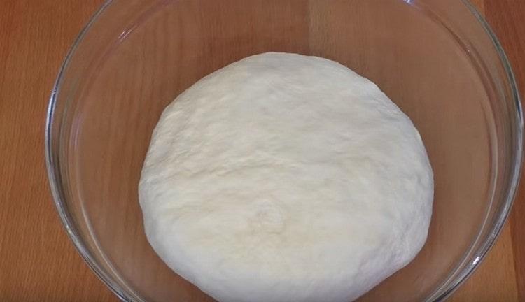 We put the finished dough in a bowl greased with vegetable oil, put it in a warm place.