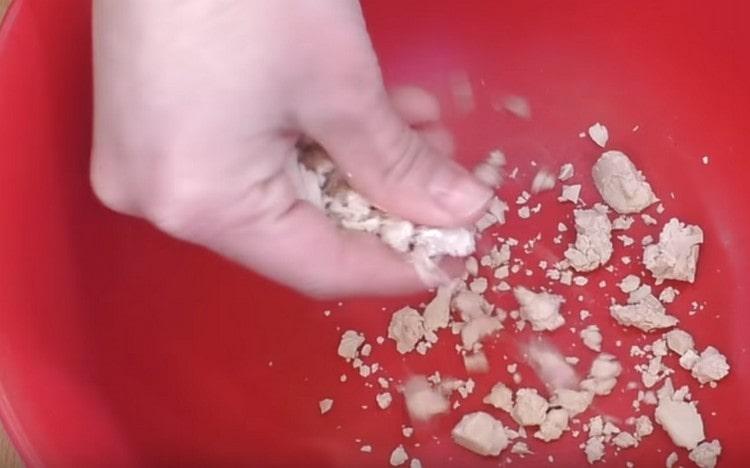 Knead the yeast and put it in a deep bowl.
