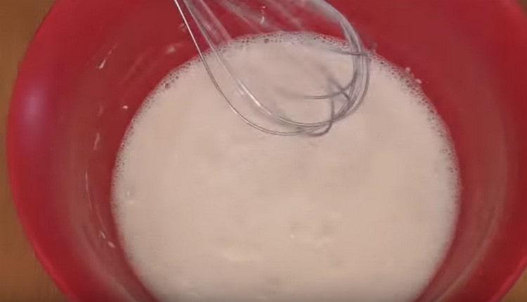 Add a little flour and mix everything with a whisk.