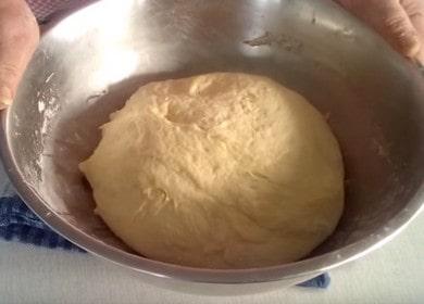 We prepare the dough for pies in the oven on kefir according to the recipe with a photo.