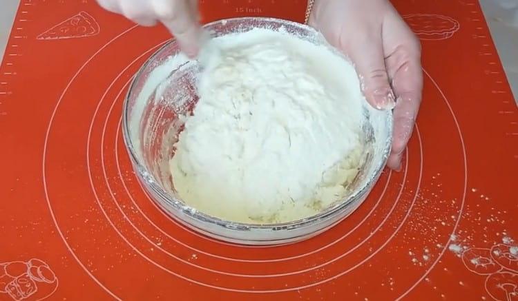 Pour the flour and knead the dough.