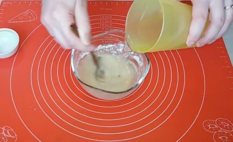 Enter the remaining water and mix.