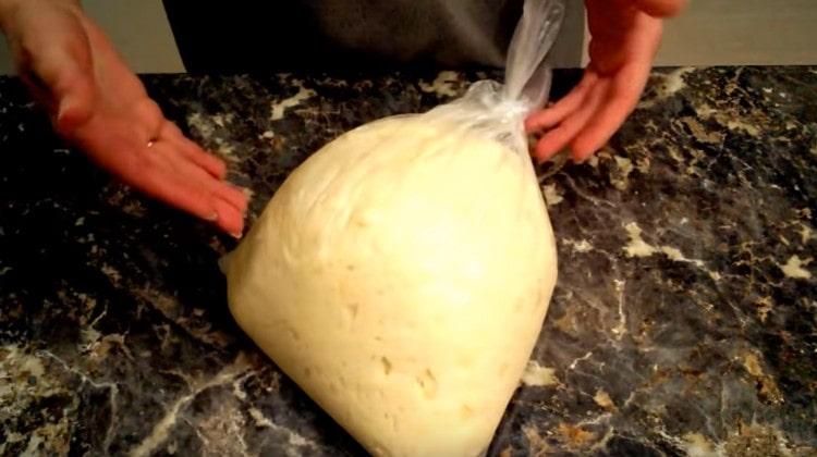 You can place the yeast dough for milk patties in a bag to make it fit.