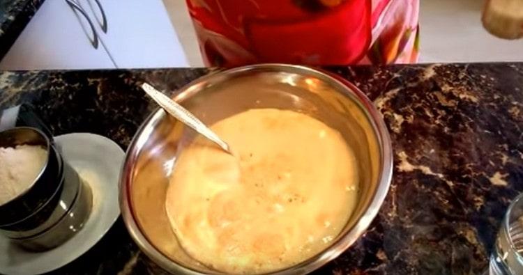 Stir the mass and wait until the yeast rises.