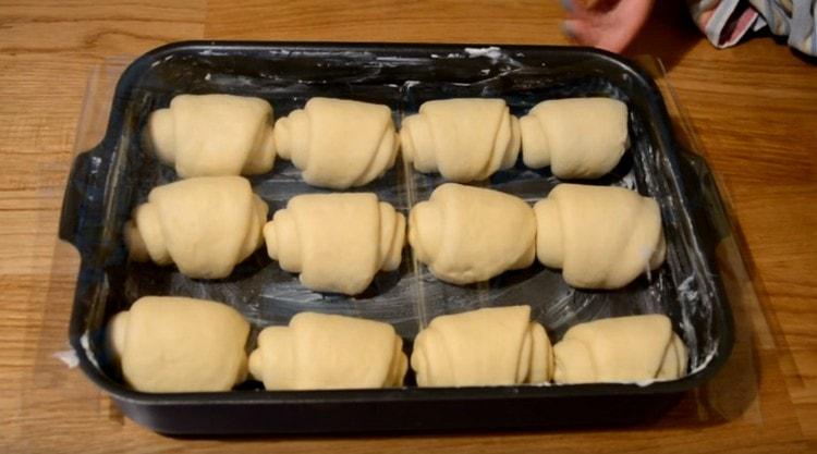 We spread the resulting buns on a baking tray greased with butter and let them stand so that they rise a little more.