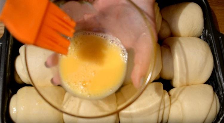 Then grease the product with a beaten egg or yolk.