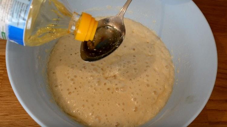 Add vegetable oil to the dough, beat the egg.