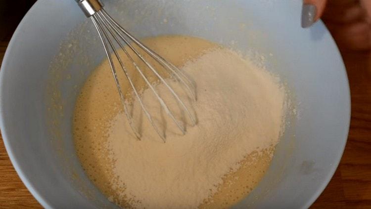 Sift the flour into pieces in pieces.