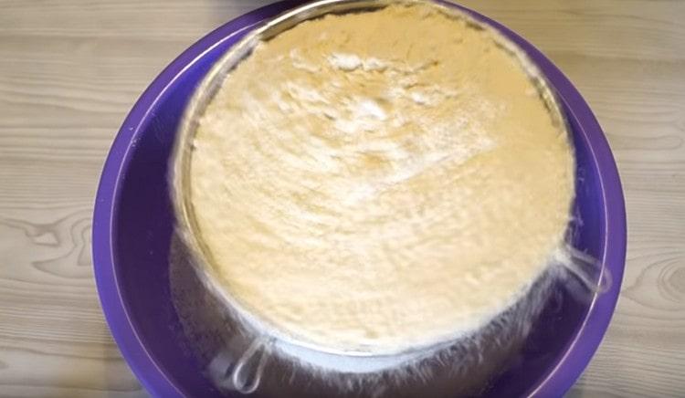 Sift flour to the liquid components.