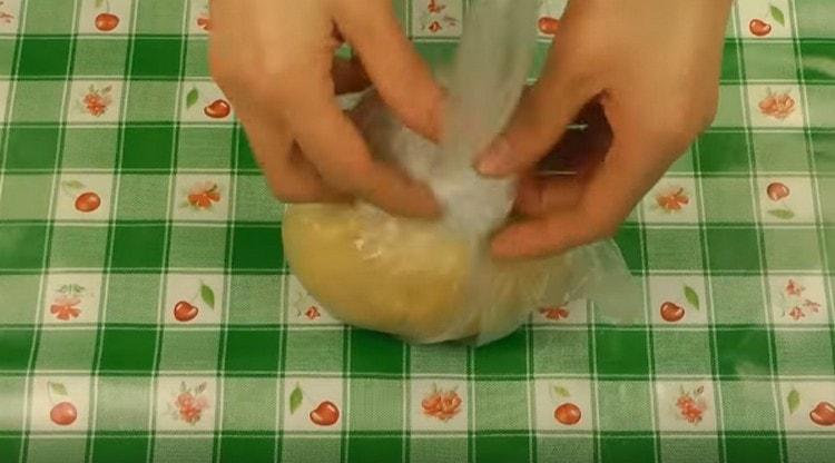 We put the dough in the package for 15 minutes.