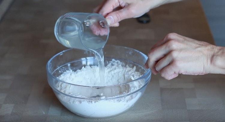 Mix the mass and add water.