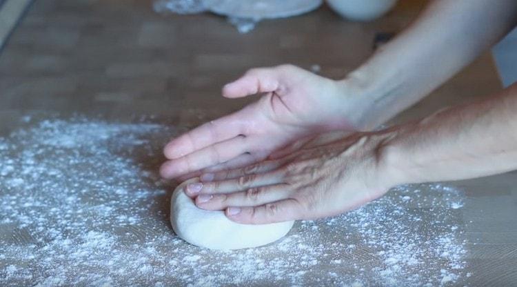 We spread the mass on a surface sprinkled with flour.