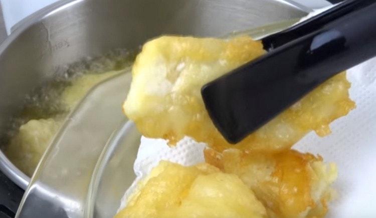 We put the finished fish on paper towels that absorb excess fat.