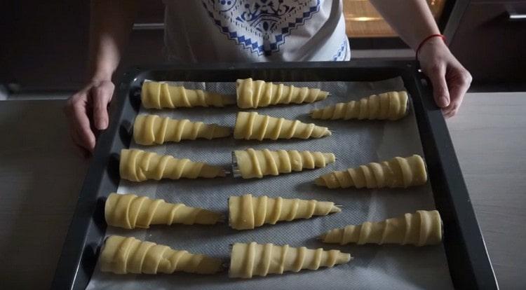 We spread the tubes on a baking sheet covered with baking paper.