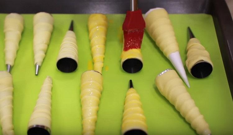 Grease the billets for the tubes with whipped yolk.