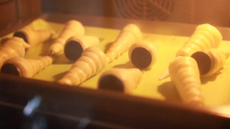 We send a baking sheet with tubes into the oven.