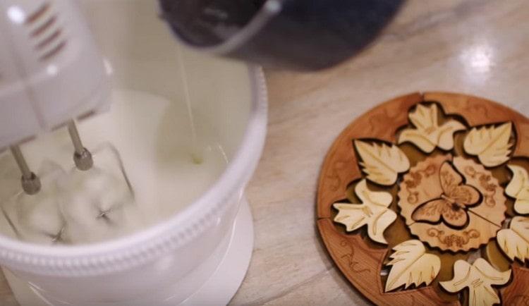 Into whipping proteins we introduce syrup into a thin stream.