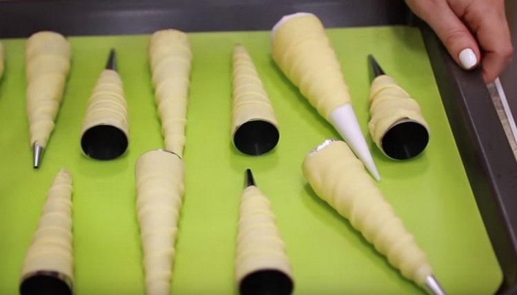 Put the prepared tubules on a baking sheet.