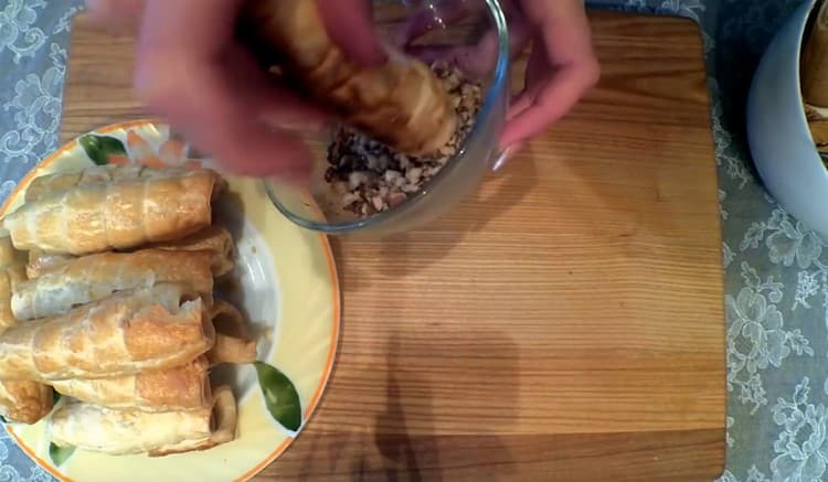 Dip the tubes on both sides in chopped nuts.