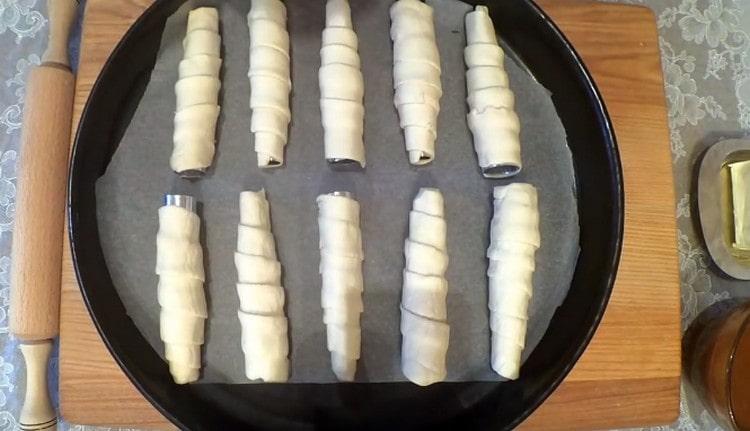 We spread the blanks on a baking sheet covered with parchment.