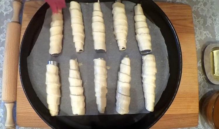Before sending to the oven, grease the tubes with a beaten egg.