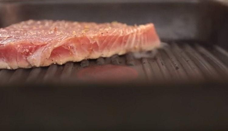 We spread the steaks in a preheated pan and fry one and a half minutes on each side.