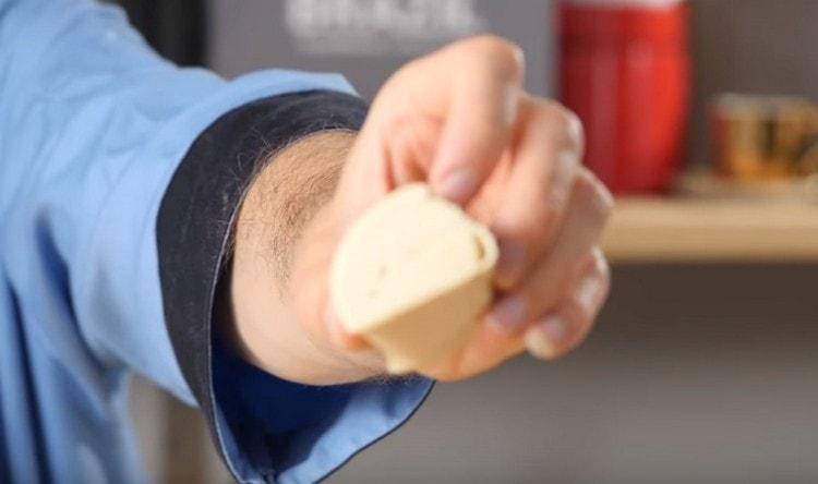 We cut the dough rolls into portioned slices.