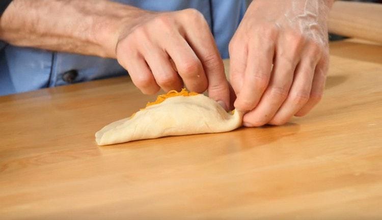 Put the pumpkin filling on top of the oil and, as in the previous version, pinch the edges of the pie.