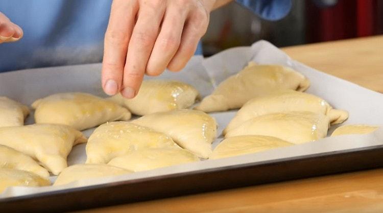 Sprinkle the workpiece with sesame seeds.