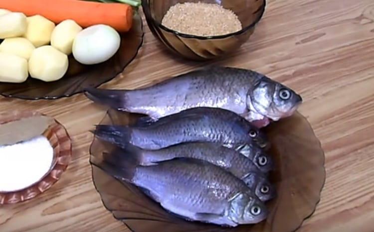 Clean Karasey from scales, gut.