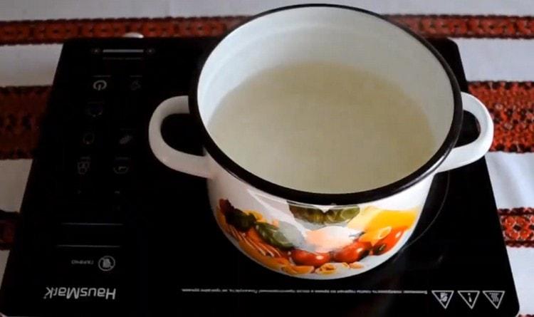 Fill the pot with water and put on fire.