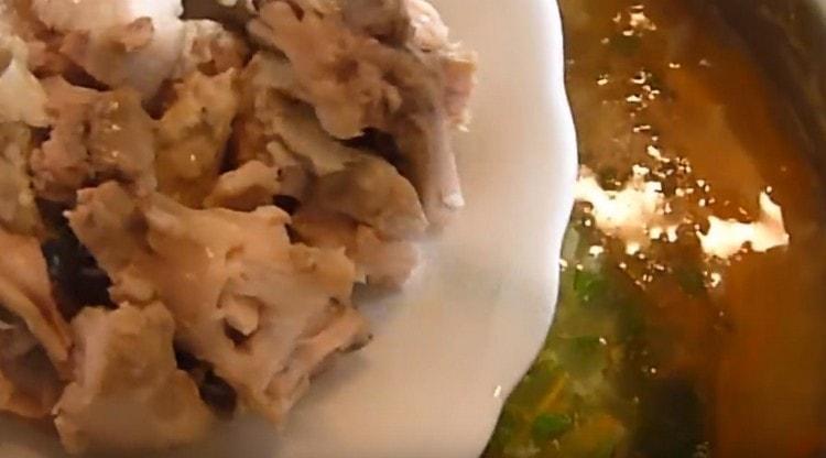 Next, add turmeric, fresh chopped greens, as well as fish meat, separated from the seeds.