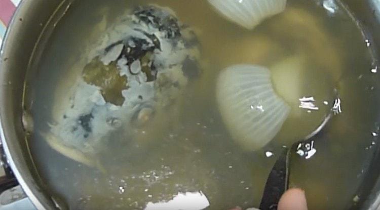 Cook the broth for 20 minutes.