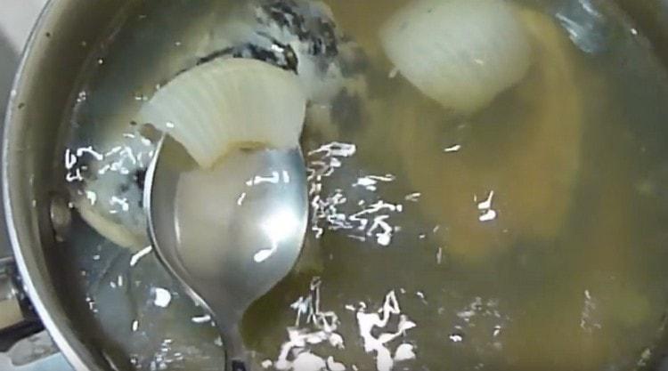 After 20 minutes we get the fish and vegetables from the broth.