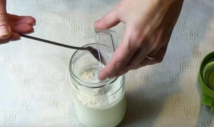 Combine the flour with cream and mix.