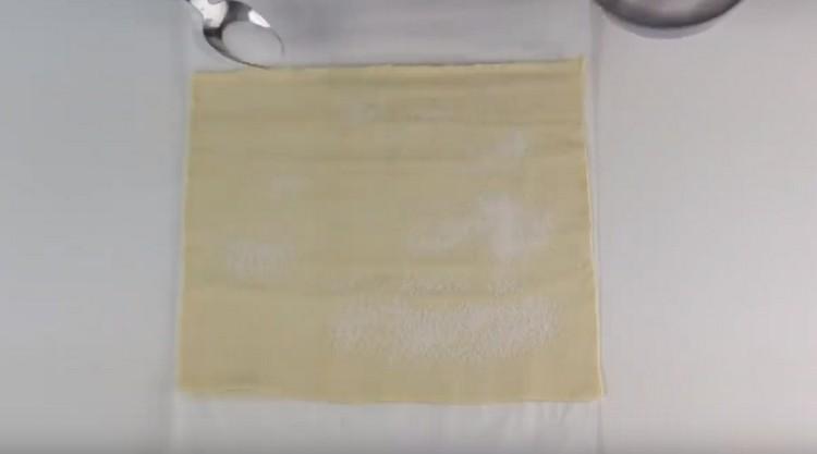 Sprinkle the dough with sugar, squeeze it with your hands or a rolling pin.