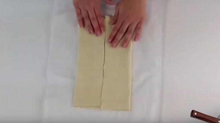 Wrap the edges of the dough to the center, press down.