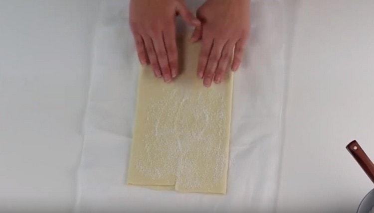 Sprinkle with sugar again, repeat the procedure.