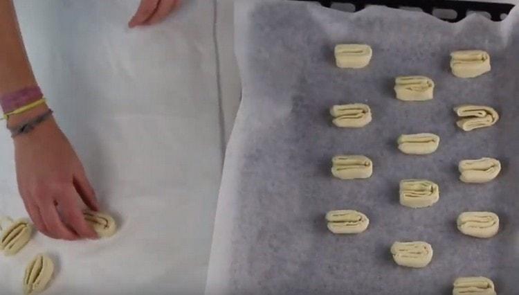 We spread the blanks on a baking sheet at a great distance from each other.