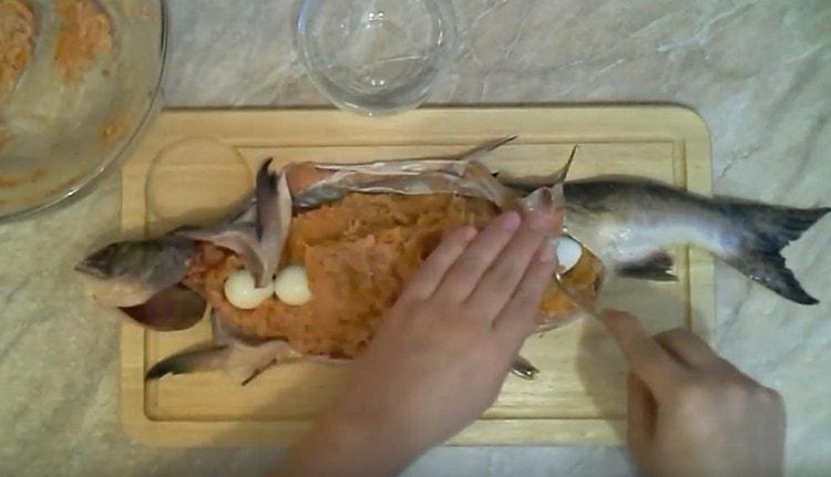 Cover the quail eggs with the second half of the stuffing.