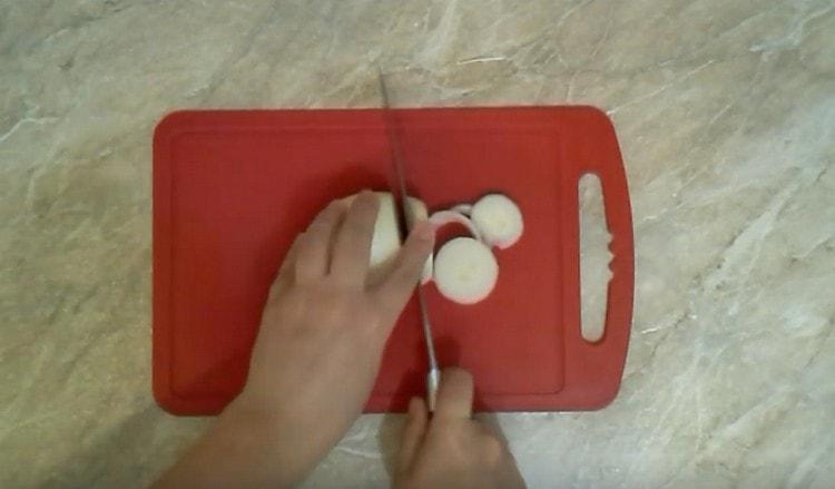 Cut the onion into thick rings.