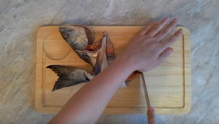 Turn the skin inside out and remove the remains of the fins.