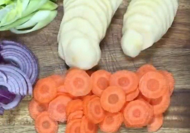 Cut potatoes and onions into thin slices, onion and leek rings.