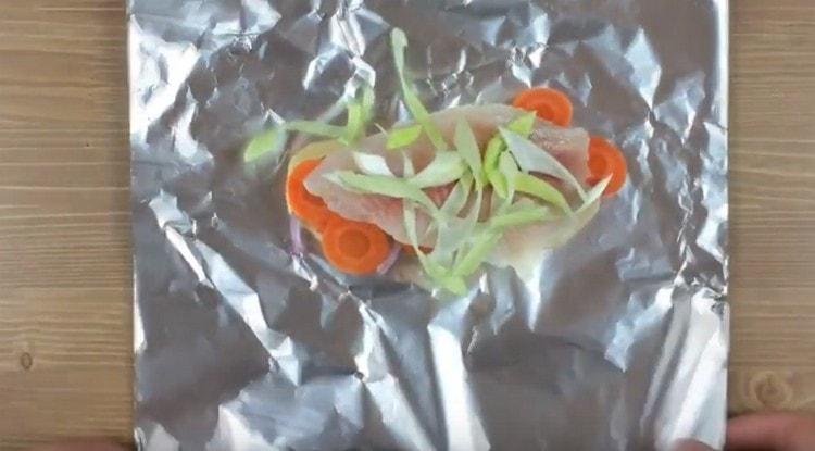 Put the fish on the vegetables, sprinkle it with leek and pour the sauce.