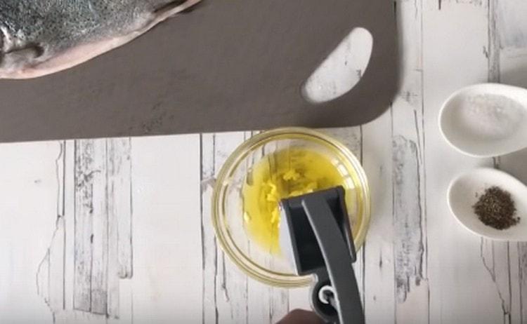 In olive oil, squeeze garlic through a press.