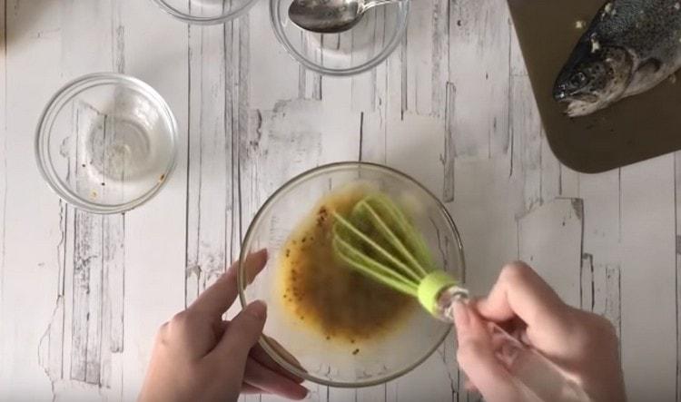 Whisk the sauce with a whisk.