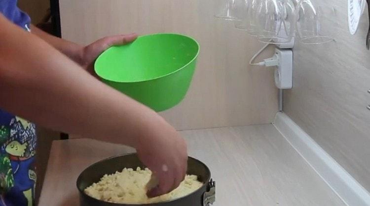 On top of the filling, pour out the remaining crumb and level.