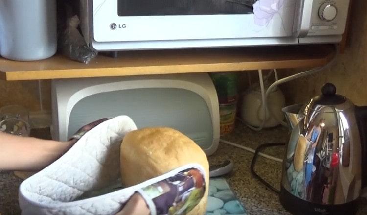 French bread in a bread maker turned out to be tasty and fragrant.