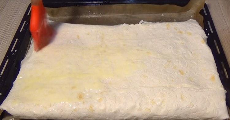 Grease the top of the product with the remnants of the kefir-egg mixture.