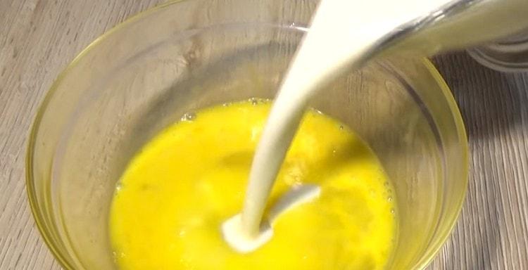 Beat eggs, add kefir to them.